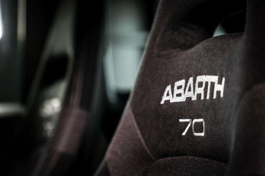 Детали интерьера Abarth 595 Pista 70esimo Anniversario (312) 2019 года  (фото 27 из 35)